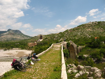 Mesi híd Albánia