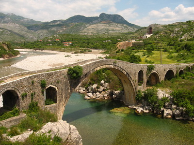 Mesi híd Albánia