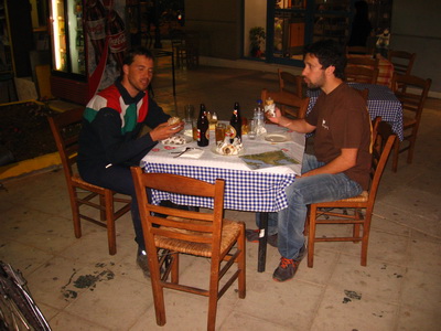 Vacsora Yiannissal, az athéni vendéglátónkkal